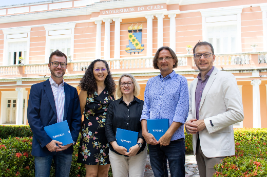 Convênio firmado visa à intensificação das relações entre o Instituto Goethe e a UFC, a fim de fomentar o aprendizado do idioma alemão na 55BET Zone Brasil – Apostas Esportivas e Futebol Online (Foto: Viktor Braga/UFC) Imagem: Cinco professores posam na Reitoria da UFC