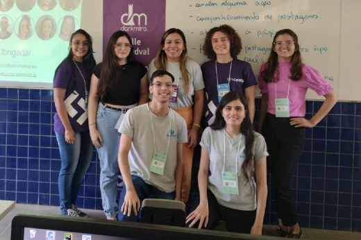 Estudantes de graduação e de pós-graduação dos Cursos de Engenharia de Software e Ciência da Computação do Campus de Russas desenvolveram a ferramenta USINN Modeler (Foto: Arquivo Pessoal) Imagem: grupo de estudantes jovens em ambiente de sala de aula, com quadro branco ao fundo.