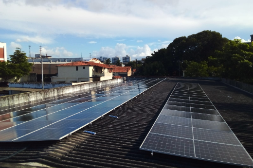 Placas fotovoltaicas no Porangabuçu devem gerar R$ 100 mil de economia por ano (Foto: Divulgação/UFC Infra) Imagem: placas fotovoltaicas em cima de telhado