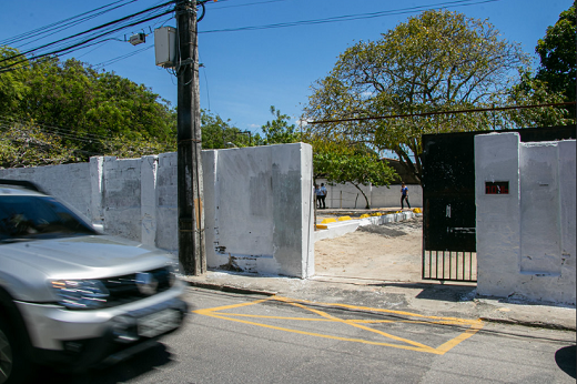 O novo estacionamento no Campus do Porangabuçu tem 1.052 metros quadrados e capacidade para até 35 veículos (Foto: Ribamar Neto/UFC) Imagem: O novo estacionamento no Campus do Porangabuçu tem 1.052 metros quadrados e capacidade para até 35 veículos (Foto: Ribamar Neto/UFC)