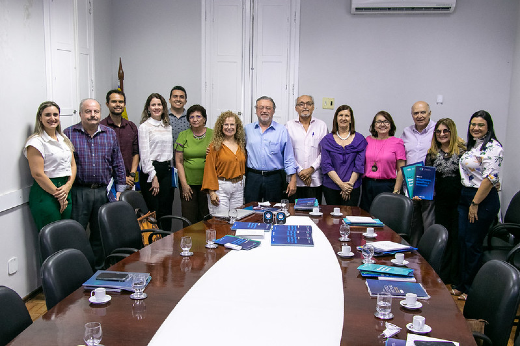São destaques ainda nos livros o protagonismo da UFC na cadeia do hidrogênio verde no Ceará e a criação do Centro de Referência em Inteligência Artificial (Foto: Viktor Braga / UFC Informa) Imagem: gestores posam para foto na solenidade
