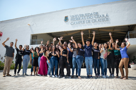 Realizada totalmente de forma virtual, a avaliação do MEC contou com reuniões, análise de documentos e um tour pelos principais espaços do curso.(Foto: Leonardo Santos, técnico de Laboratório/Comunicação Visual) Imagem: estudantes do campus de Crateús posam em frente à fachada da unidade