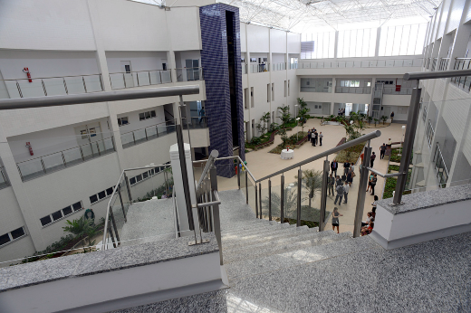 O evento acontecerá de 25 de setembro a 6 de outubro no auditório do Núcleo de Pesquisa e Desenvolvimento de Medicamentos (Foto: Jr. Panela/UFC) Imagem: pátio do NPDM