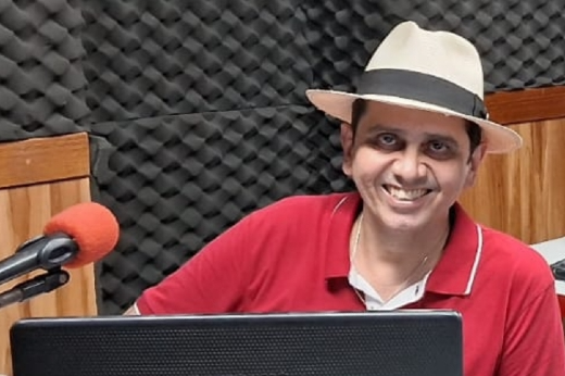 O poeta, músico, radialista e professor da UFC, Henrique Beltrão, é produtor e apresentador dos dois programas (Foto: Acervo pessoal) ft 230918 henriquebeltrao gr