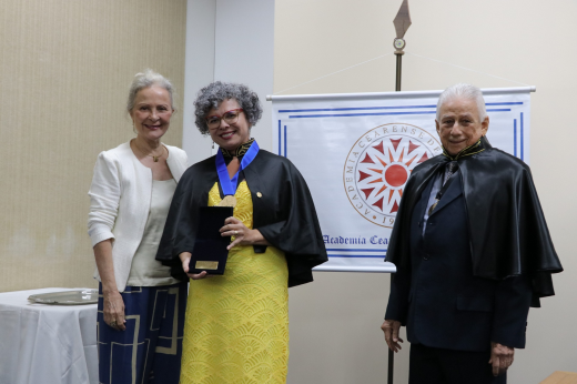 Agraciada com a Medalha de Mérito Científico Prof. Francisco de Abreu Matos, a vice-reitora Diana Azevedo (ao centro) recebeu honraria de Aída Matos, filha do professor emérito; à direita, o presidente da ACECI, Prof. Albersio Lima. (Foto: Viktor Braga/ UFC Informa). Imagem: Agraciada com a Medalha de Mérito Científico Prof. Francisco de Abreu Matos, a vice-reitora Diana Azevedo (ao centro) recebeu honraria de Aída Matos, filha do professor emérito; à direita, o presidente da ACECI, Prof. Albersio Lima. (Foto: Viktor Braga/ UFC Informa).