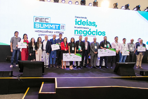 FIEC Summit 2023 também foi marcado por premiações a produções acadêmicas em duas categorias: evento científico e trabalho acadêmico (Foto: Viktor Braga/UC) Imagem: pessoas em pé em um palco segurando certificados de premiação