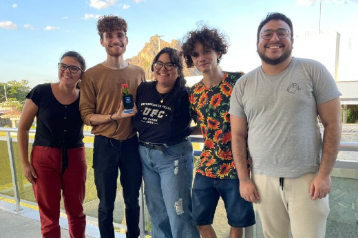 Equipe “Avaliação da usabilidade e experiência do usuário na Plantinha IoT”, com a Profª Ingrid Teixeira, os estudantes Diogo Gaspar, Ana Beatriz Vasconcelos e Carlos Eduardo, e o egresso Marcelo Martins (Foto: Divulgação) Imagem: estudantes e professora do Campus da UFC em Quixadá