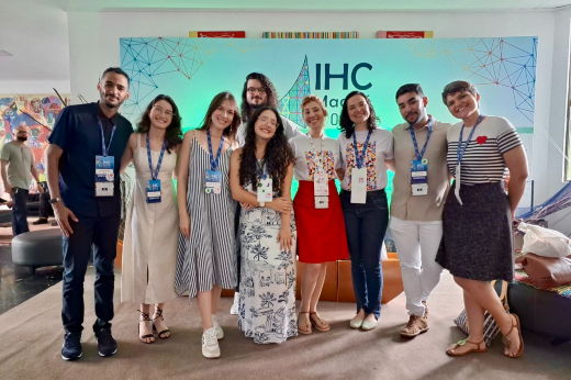 Parte da equipe de estudantes e docentes do Curso de Sistemas e Mídias Digitais da UFC no XXII IHC (Foto: Divulgação) Imagem: estudantes e professoras do Curso de Sistemas e Mídias Digitais da UFC