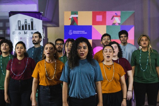 Show do grupo Vocal UFC trouxe repertório em comemoração dos seus 10 anos de trajetória (Foto: Divulgação) Imagem: grupo vocal se apresenta