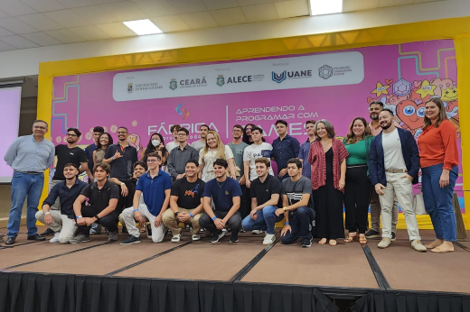 O evento de encerramento e premiação do Fábrica de Programadores aconteceu no dia 18, na Fábrica de Negócios, em Fortaleza (Foto: Divulgação) Imagens: Professores e estudantes durante a premiação do Fábrica de Programadores