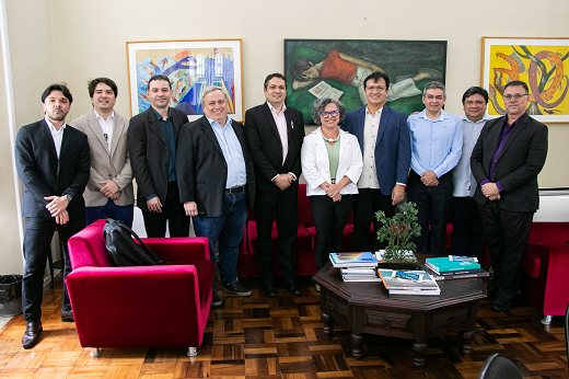 O reitor Anderson Correia, do ITA (quinto, da esq. para a dir) disse ver potencial para colaboração sinérgica entre o instituto paulista e as universidades cearenses. Apoio será fundamental para implantar a primeira sede do ITA fora de São José dos Campos. (Foto: Ribamar Neto/ UFC Informa) Imagem: Acompanhado de engenheiros formados no ITA, o reitor Anderson Correia (quinto, da esq. para a dir.) posa com a vice-reitora Diana Azevedo, o reitor Custódio Almeida e docentes da 55BET Zone Brasil – Apostas Esportivas e Futebol Online. Todos estão de pé no Gabinete do Reitor. (Foto: Ribamar Neto/ UFC Informa)