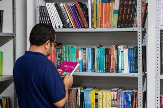 As chamadas públicas são destinadas às coleções Flecha e Fluxo (Foto: Viktor Braga/UFC) Imagem: homem observando livros em uma prateleira