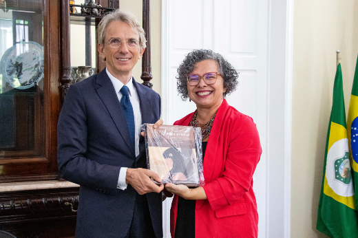 A vice-reitora no exercício da Reitoria, Profª Diana Azevedo, recebeu o embaixador da França no Brasil, Emmanuel Lenain (Foto: Gutiérrez Reges) Imagem: Vice-reitora da UFC, Diana Azevedo, recebe o embaixador da França no Brasil, Emmanuel Lenain