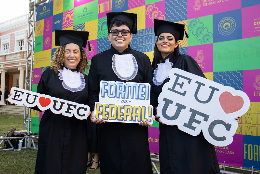 Leandra, Werbster e Claudiana ingressaram na UFC em períodos diferentes, mas formaram-se juntos (Foto: Ribamar Neto/UFC) Imagem: Leandra, Werbster e Claudiana ingressaram na UFC em períodos diferentes, mas formaram-se juntos (Foto: Ribamar Neto/UFC)