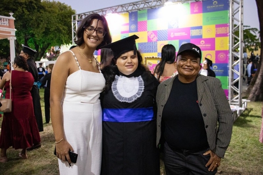 A formada em Psicologia Wingrid Albuquerque, autodenominada "não enxergante", contou com apoio de pessoas como Lygia Bessa (à esq.) e Maria Nunes ao longo da jornada na UFC (Foto: Ribamar Neto/UFC) Imagem: A formada em Psicologia Wingrid Albuquerque, autodenominada "não enxergante", contou com apoio de pessoas como Lygia Bessa (à esq.) e Maria Antônia Nunes ao longo da jornada na UFC (Foto: Ribamar Neto/UFC)