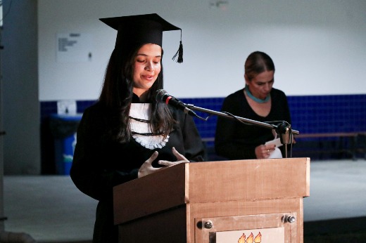 Representando os colegas formandos, Ana Júlia Rodrigues destacou em seu discurso a vivência no campus: mais do que um espaço de formação e amadurecimento intelectual, o lugar tornou-se um lar para muitos estudantes (Foto: Ribamar Neto/UFC) Imagem: formanda Ana Júlia Rodrigues no púlpito, no momento do discurso