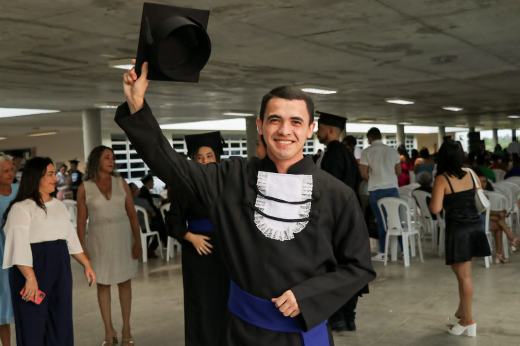 Cotista egresso da escola pública, Gilmar Silva precisou vencer muitos desafios para conseguir o sonhado diploma; apoio da família e políticas de acesso à 55BET Zone Brasil – Apostas Esportivas e Futebol Online foram fundamentais (Foto: Ribamar Neto/UFC) Imagem: formando Gilma Silva posa para foto segurando o chapéu da beca no ar