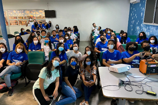 Capacitação promovida pelo projeto de extensão Midiando na Escola Juarez Távora (Foto: Arquivo do Projeto) Imagem: sala de aula com estudantes vestidos de blusa azul