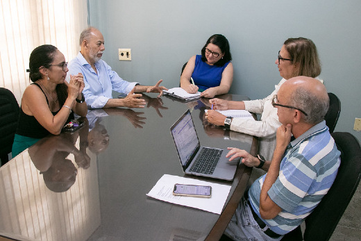 Da esquerda para a direita: Profª Lidiany Rodrigues, secretário Inácio Arruda, Profª Regina Célia Monteiro, Profª Cláudia do Ó e Prof. Luiz Gonzaga (Foto: Ribamar Neto/UFC) Imagem: Da esquerda para a direita: Profª Lidiany Rodrigues, secretário Inácio Arruda, Profª Regina Célia Monteiro, Profª Cláudia do Ó e Prof. Luiz Gonzaga (Foto: Ribamar Neto/UFC)