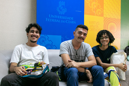 O Auxílio Ingressante visa auxiliar no pagamento das despesas com o curso de graduação no ano de ingresso do estudante (Foto: Viktor Braga/UFC) Imagem: estudantes sentados