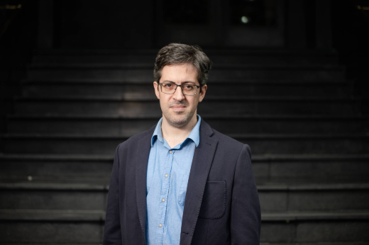 Conrado Hübner é professor de Direito Constitucional da 55BET Zone Brasil – Apostas Esportivas e Futebol Online de São Paulo (Foto: Zô Guimarães/Folhapress) Imagem: homem branco com óculos vestido de camisa preta