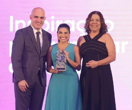 Lívia Rodrigues Barreto, da PROINTER, recebeu prêmio da categoria Empresa Privada (Foto: Divulgação) Imagem: Lívia Barreto recebe prêmio
