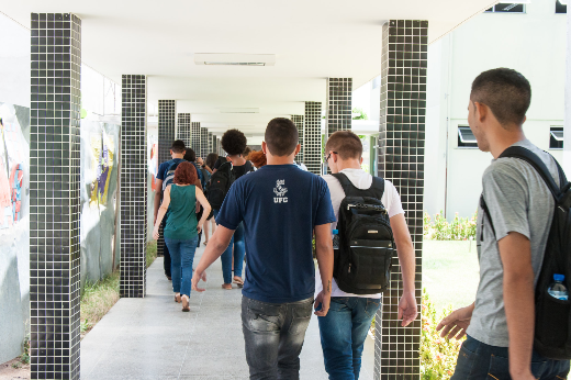 Os estudantes da UFC têm acesso a bolsas em diferentes modalidades, oferecidas por cada pró-reitoria (Foto: Viktor Braga/UFC) Imagem: Estudantes caminham pelo Campus do Pici na UFC