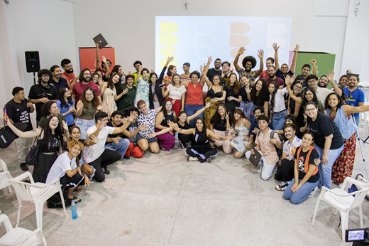 Oferta de bolsas na área de cultura aumentou 50%, fomentando projetos na Capital e no Interior; na foto, recepção da nova leva de bolsistas do Programa de Promoção da Cultura Artística (PPCA). (Foto: Gutiérrez Reges/ UFC Informa) Imagem: Dirigentes da Pró-Reitoria de Cultura posam em semicírculo com os bolsistas selecionados pelo Programa de Promoção da Cultura Artística (PPCA)