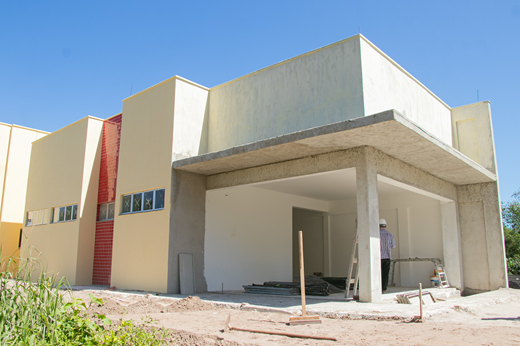 A aguardada sede própria da Central Analítica da UFC deve ser inaugurada em dezembro; laboratório multiusuário é referência em análises e microscopia. (Foto: Ribamar Neto/ UFC Informa) Imagem: Vista lateral do prédio em obras da Central Analítica da UFC