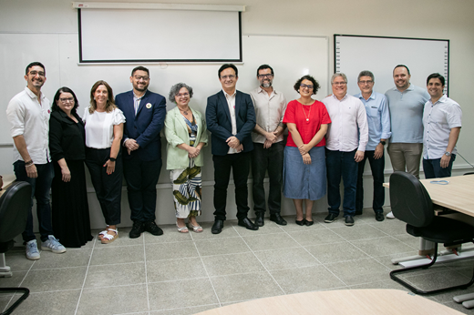 A solenidade de inauguração da sede do LAPPELE foi prestigiada por dirigentes da administração superior e acadêmica, bem como pelos integrantes do Laboratório e pela comunidade do CH. (Foto: Gladson Caldas/ UFC Informa) Imagem: De pé, na sede do LAPPELE, estão a visitante espanhola, o reitor e a vice-reitora, ladeados por pró-reitores, pró-reitores-adjuntos, diretores de unidades acadêmicas e servidores docentes, técnico-administrativos e estudantes do CH