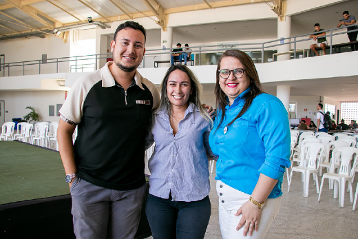 Egressos do Campus de Crateús Jefferson Macedo, Sigrid Machado e Karina Albuquerque (Foto: Ribamar Neto/UFC Informa) Imagem: três pessoas em pé