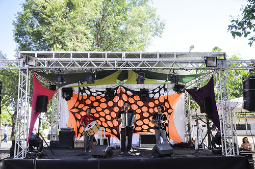 Outro espaço importante da Feira é o palco "Meu curso é show", no Centro de Convivência (Foto: Ribamar Neto/UFC) Imagem: grupo se apresenta em palco