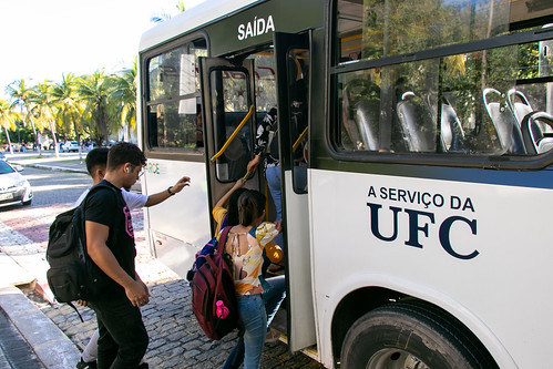 Os veículos intercampi em Fortaleza não funcionarão durante as férias (Foto: Viktor Braga/UFC) Imagem: Ônibus a serviço da UFC