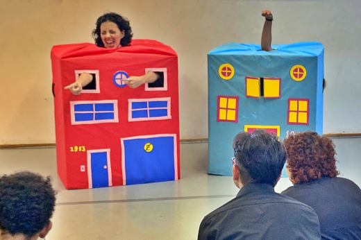 Objetivo da Mostra é fortalecer a formação teórico-prática dos estudantes, ao mesmo tempo que se estimula a construção de uma prática teatral democrática e acessível (Foto: Divulgação) Imagem: estudantes encenam peça