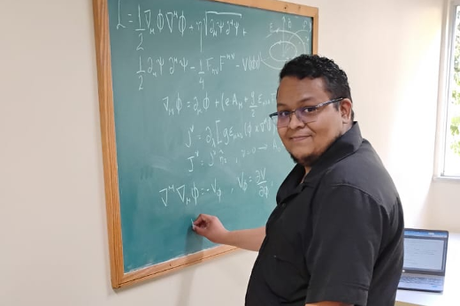 Tese de Francisco Cleiton Estevão Lima foi desenvolvida entre agosto de 2019 e julho de 2023, tendo gerado 28 publicações em periódicos internacionais indexados pela CAPES (Foto: Divulgação/Acervo pessoal) Imagem: Francisco Cleiton Estevão Lima posa para foto enquanto escreve com giz numa lousa