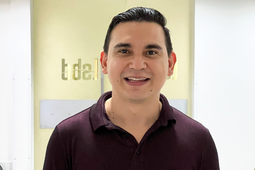 Felipe Timbó considera o Prêmio CAPES de Tese como o "Oscar da Ciência" no Brasil (Foto: Divulgação/Acervo pessoal) Imagem: Feliep Timbó posa sorridente para foto