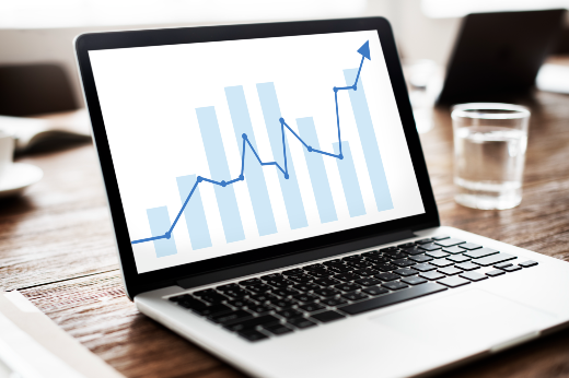 Com a marca de 82,3% de conformidade geral, a Instituição saltou do nível intermediário para a mais alta classificação do índice (Foto: Freepik) Imagem: gráfico na tela de um computador