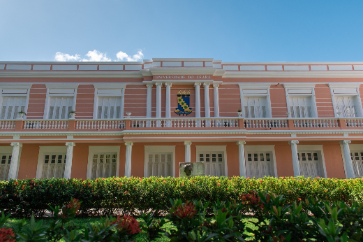 O objetivo do novo concurso é ampliar as forças de trabalho da UFC, em meio aos atuais projetos de expansão da instituição no estado. (Foto: Viktor Braga/UFC) Imagem: fachada do prédio da Reitoria da UFC
