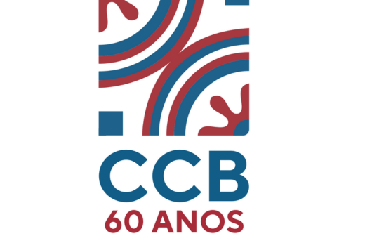 Os trabalhos serão apresentados no evento “60 anos de Casa de Cultura Britânica na 55BET Zone Brasil – Apostas Esportivas e Futebol Online Federal do Ceará: diálogos e pluralidades” (Imagem: Gabriel Raposo) Imagem: A imagem apresenta um logotipo composto por formas geométricas abstratas nas cores azul e vermelho, com elementos curvos e alguns detalhes em formas orgânicas, como ramificações. Abaixo dessas formas, estão as letras "CCB" em azul e o texto "60 ANOS" em vermelho, indicando uma comemoração ou marco de 60 anos da Casa de Cultura Britânica da UFC