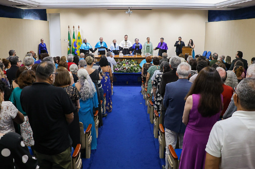 A garra e destemor de Ruth Cavalcante na luta em defesa da democracia foram a tônica dos discursos da noite (Foto: Ribamar Neto/UFC) Imagem: auditório da UFC