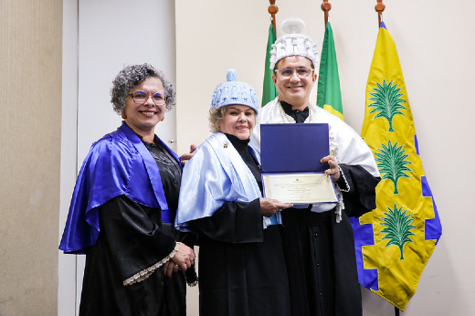 O diploma e as vestes talares foram entregues à homenageada pelo reitor Custódio Almeida e pela vice-reitora Diana Azevedo (Foto: Ribamar Neto) Imagem: entrega do título doutor honoris causa
