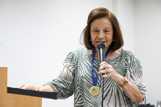 Para a professora Fátima Sampaio Silva, fundadora do NDC, "o papel primordial do professor é formar cidadãos éticos, com senso crítico e muito bem determinados a lutar pelas transformações sociais" (Foto: Viktor Braga) ft 241031 fatima gr