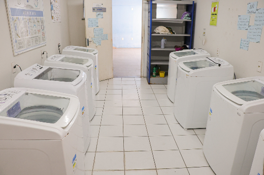 Os 65 novos bens se juntam às oito máquinas de lavar roupas distribuídas nas Residências Universitárias em julho deste ano (Foto: Ribamar Neto/UFC) Imagem: máquinas de lavar em uma sala com piso branco quadriculado