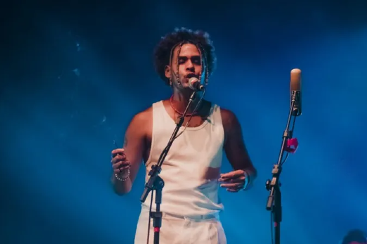 Show Mateus Fazeno Rock convida Fernando Catatau, Mumutante e Afrocaos encerra a noite de 19 de dezembro (Foto: Iago Barreto/Divulgação) Imagem: cantor Mateus Fazeno Rock