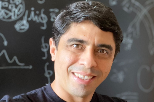 Pesquisador na área de Física, o Prof. Antônio Gomes também foi pró-reitor de Pesquisa e Pós-Graduação de 2016 a 2019 (Foto: Ribamar Neto/UFC) Imagem: Prof. Antonio Gomes. É um homem de pele com tom marrom claro e cabelo preto. Está sorrindo na foto