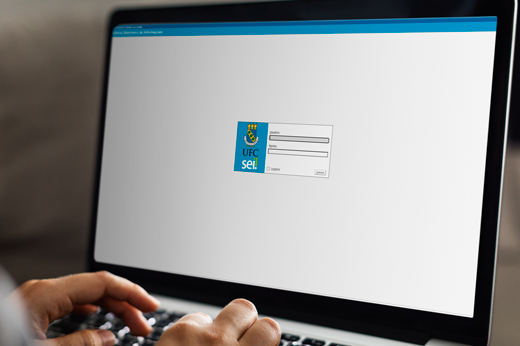 Plataforma ficará indisponível de 22 a 24 de março, quando passará por uma manutenção programada (Imagem: Divulgação) Imagem: tela do SEI em um laptop
