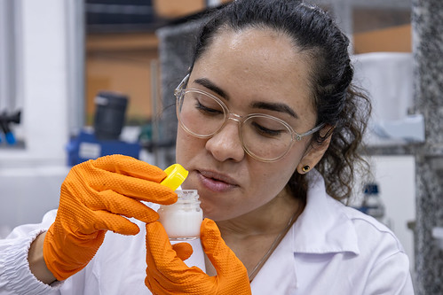 Foi desenvolvido um novo processo de extração do óleo de tilápia, garantindo um produto livre do cheiro de peixe e adaptado ao uso cosmético (Foto: Guilherme Silva/UFC) Imagem: Foi desenvolvido um novo processo de extração do óleo de tilápia, garantindo um produto livre do cheiro de peixe e adaptado ao uso cosmético (Foto: Guilherme Silva/UFC)