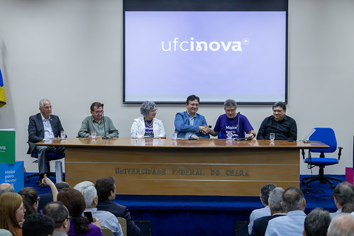 Da esqueda para a direita: Carlos Prado (FIEC); ex-reitor Henry Campos; vice-reitora Diana Azevedo; reitor Custódio Almeida; Barros Neto (PROINTER/UFC Inova); Raimundo Costa (FUNCAP) (Foto: Ribamar Neto/UFC) Imagem: Da esqueda para a direita: Carlos Prado (FIEC); ex-reitor Henry Campos; vice-reitora Diana Azevedo; reitor Custódio Almeida; Barros Neto (PROINTER/UFC Inova); Raimundo Costa (FUNCAP) (Foto: Ribamar Neto/UFC)