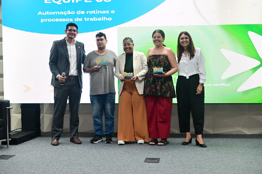 Imagem: Equipe Trevo recebendo o prêmio Hackathon TRE-CE/UFC. Imagem: TRE-CE
