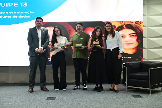 Imagem: Equipe TRE Visus recebendo o prêmio Hackathon TRE-CE/UFC. Imagem: TRE-CE